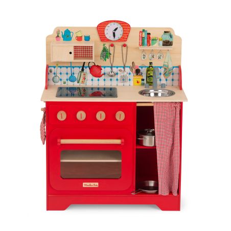 Дървена кухня с аксесоари